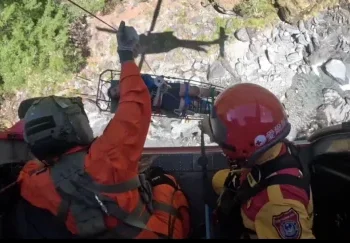 登山跌落溪谷骨折命危！　空勤直升機救援 