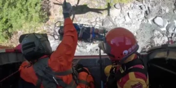 登山跌落溪谷骨折命危! 空勤直升機救援