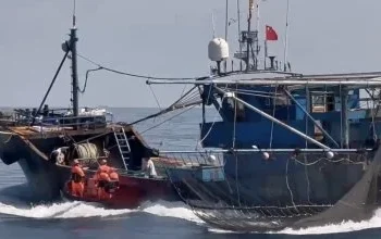 中秋連假中國漁船越界捕魚！　海巡強制登檢押返馬公港