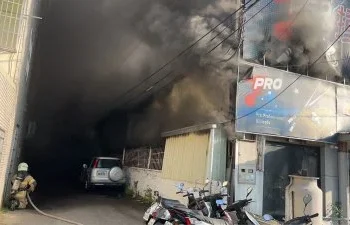 台南撞球館清晨陷火海！濃煙竄出　業者搶救200萬球桿