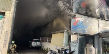 台南撞球館清晨陷火海!濃煙竄出 業者搶救200萬球桿