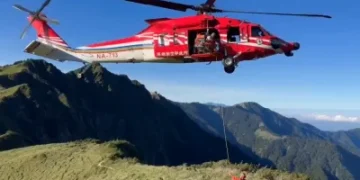 登奇萊山骨裂無法行走! 花蓮空勤直升機救援