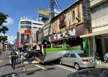 招牌突墜砸中女騎士！屏東3車遭殃　木板帆布散滿地