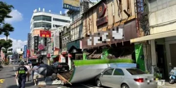 招牌突墜砸中女騎士!屏東3車遭殃 木板帆布散滿地