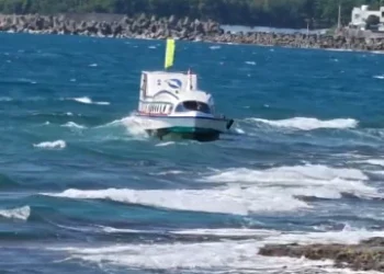 紅柴坑漁港海域遊艇擱淺18名遊客受困！　消防海巡隊員救援中