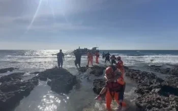 救援畫面曝光！紅柴坑漁港遊艇擱淺　海巡消防隊員繩索人力接駁救援17名乘客脫困
