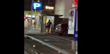 台中男情緒激動徒手推倒騎樓機車　警方調監視器鎖定對象追查