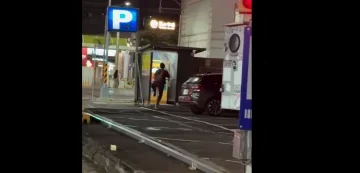 台中男情緒激動徒手推倒騎樓機車　警方調監視器鎖定對象追查