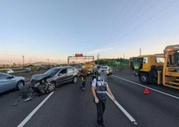 國1高雄高科路段5車連環撞！疑未保持安全距離釀禍　1人擦傷
