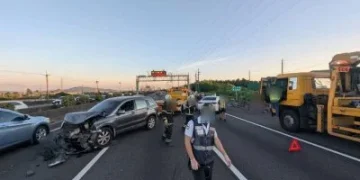 國1高雄高科路段5車連環撞！疑未保持安全距離釀禍　1人擦傷