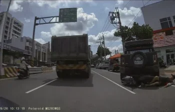 驚險！騎士才準備離開　前方汽車突倒車撞機車　台南玉井畫面曝
