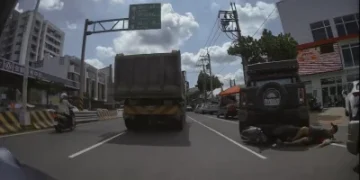 驚險！騎士才準備離開　前方汽車突倒車撞機車　台南玉井畫面曝