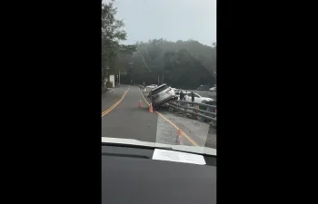 這怎麼開上去的？休旅車半台「騎上護欄」　合歡山遊客看傻