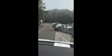 這怎麼開上去的？休旅車半台「騎上護欄」　合歡山遊客看傻