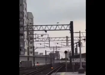 無人機突失控飛進豐原車站！闖軌道區撞設施墜落　驚險畫面曝光