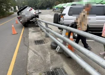 合歡山驚險一幕！休旅車「騎上護欄」車身懸斜　警：疑未注意路況
