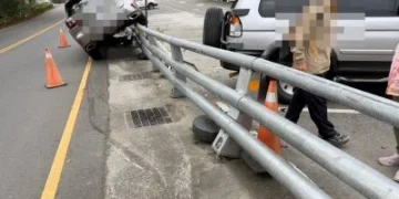 合歡山驚險一幕!休旅車「騎上護欄」車身懸斜 警:疑未注意路況