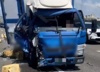 國1高雄小貨車擦撞大貨車！路面散落物一地　網友嘆「塞了30分鐘」