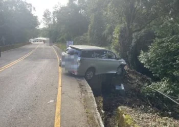 台14甲線又見車輛衝出路外！轎車「車頭栽進邊坡」卡路旁　所幸無人受傷