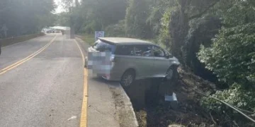 台14甲線又見車輛衝出路外!轎車「車頭栽進邊坡」卡路旁 所幸無人受傷