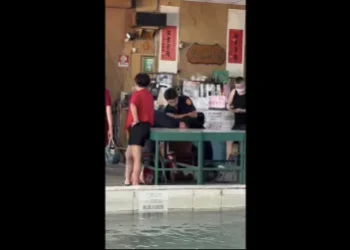 真的喝茫了！台中男吃完蝦醉稱「蝦沒上」狂盧店員　警壓制管束3小時