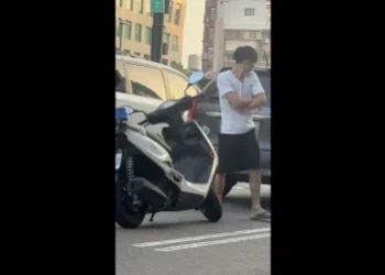 新竹清晨追撞後爆衝突！男下車情緒激動　警到場壓制、毒品快篩陽性