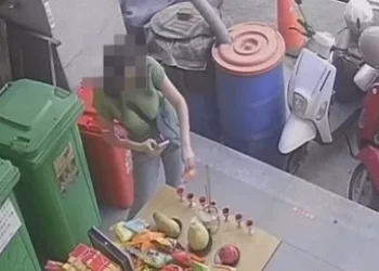 以為遇上靈異事件！台南供桌可樂全消失　監視器：外國女倒供杯喝