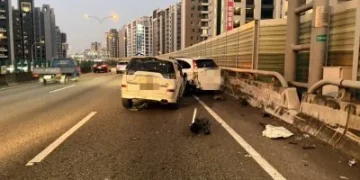 台74太原匝道前驚險連撞!轎車切換車道連碰2車 副駕女乘客受傷