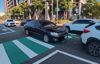 黑車路口煞車不及直接撞上！原PO懷疑駕駛「在滑手機」　撞擊瞬間全都錄