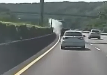 撞擊畫面曝光！國道3號鶯歌路段載41名乘客遊覽車撞護欄　釀6人受傷