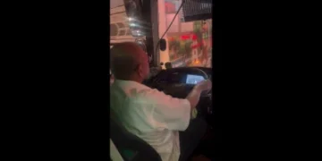 搭大都會客運一路聞菸味！乘客拍下司機疑在駕駛座抽菸　直呼「超扯」