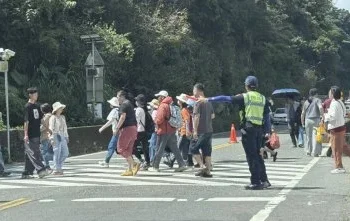 連假人潮湧埔里觀音瀑布！周邊道路塞爆　警方出動疏導籲勿違停、迴轉