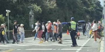 連假人潮湧埔里觀音瀑布!周邊道路塞爆 警方出動疏導籲勿違停、迴轉