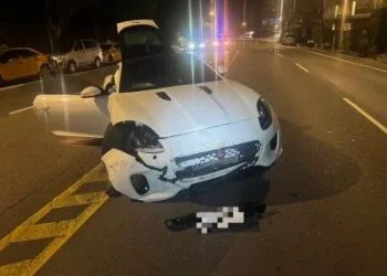 北宜公路Jaguar跑車肇事！切換車道打撞路邊4車　駕駛荷包恐大失血
