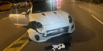 北宜公路Jaguar跑車肇事!切換車道打撞路邊4車 駕駛荷包恐大失血