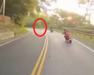 北宜機車過彎不慎摔車！　騎士肋骨骨折腦震盪