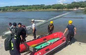 快訊／中秋悲劇！高雄國中生相約戲水「1人沉入水裡」搜救中