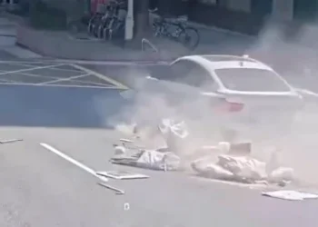 北市忠孝東路BMW肇逃！　撞路邊13輛車「下車看自己的車」隨即落跑