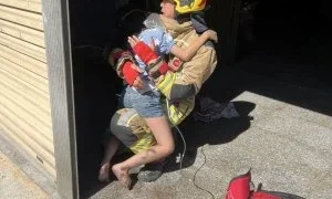 躲臥室關閉門窗塞緊門縫待援! 苗栗竹南民宅火警1家4口獲救