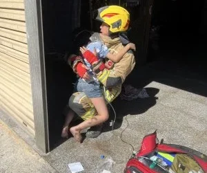 躲臥室關閉門窗塞緊門縫待援！　苗栗竹南民宅火警1家4口獲救