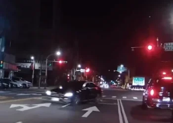 追捕畫面曝光！桃園賓士車拒檢衝撞逃逸　駕駛棄車落逃疑為通緝犯