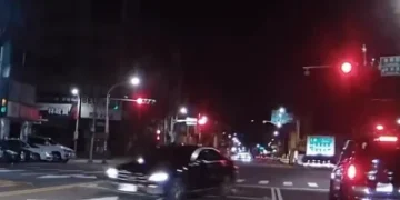 追捕畫面曝光!桃園賓士車拒檢衝撞逃逸 駕駛棄車落逃疑為通緝犯