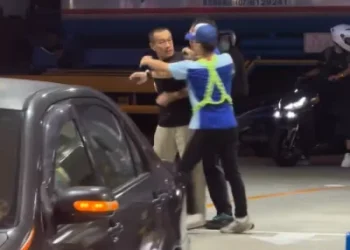 影／加油站爆扭打！阿伯疑不願移車擋道　被員工勸導嗆：為什麼我要往前？