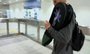 女子搭手扶梯遭偷拍裙底! 噁男見事跡敗露翻越捷運閘門逃逸