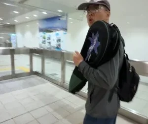 女子搭手扶梯遭偷拍裙底！ 噁男見事跡敗露翻越捷運閘門逃逸