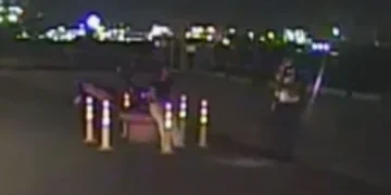 高雄港疑隨機攻擊！女遊客遭陌生男抓頭毆打　警方追緝中