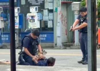 影／台南永康街頭驚魂！男對鄰居亮刀叫囂　見警「掏槍對準」急棄刀伏地