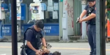 影／台南永康街頭驚魂！男對鄰居亮刀叫囂　見警「掏槍對準」急棄刀伏地