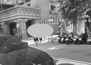 狠父！竟讓女兒掛「畜生」、「小偷」紙板遊街　警方逮捕送辦建請檢察官聲押