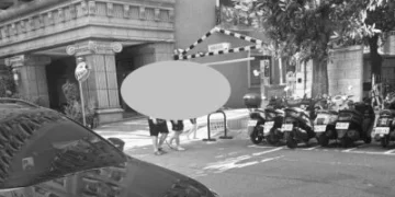 狠父!竟讓女兒掛「畜生」、「小偷」紙板遊街 警方逮捕送辦建請檢察官聲押